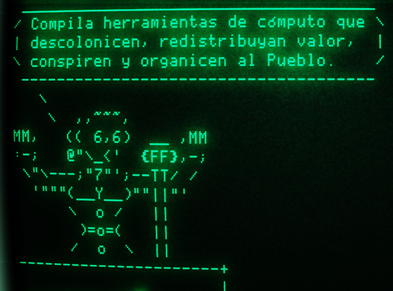 Un arte ASCII de Evita en el balcón ante el micrófono que dice: "Compila herramientas de cómputo que descolonicen, redistribuyan valor, conspiren y organicen al Pueblo".