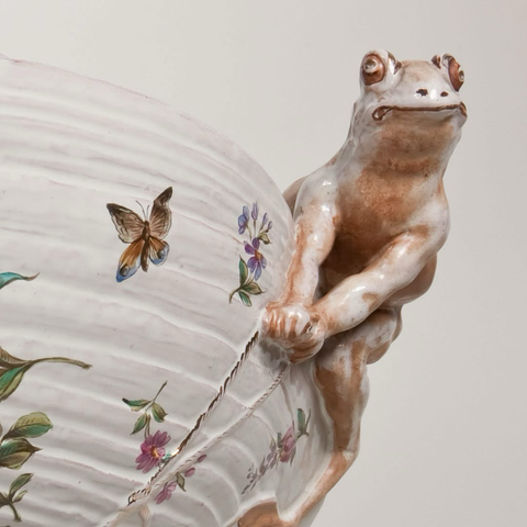 closeup of the frog on top of the shell holding the reins