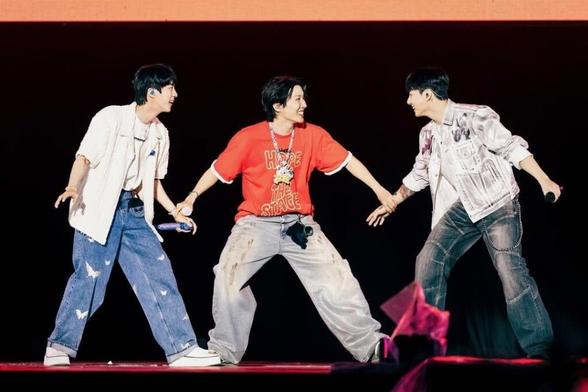 Hobi IG Post with OT7 140625