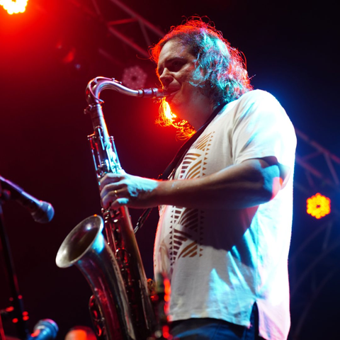 Homem tocando saxofone.