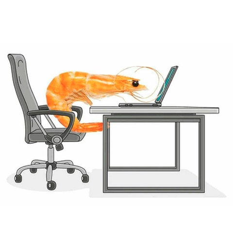 Imagen de un langostino sentado en una silla de ordenador y trabajando con un ordenador portátil, con la cabeza metida en este, prácticamente.