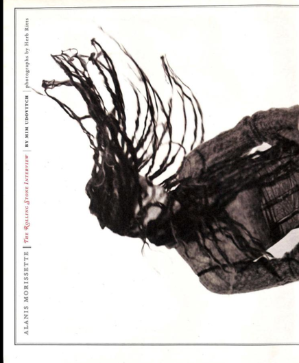 Retrato de Alanis Morissette con cabello suelto y en movimiento, reflejando una estética intensa y emocional, en la portada de la revista Rolling Stone de noviembre de 1998.