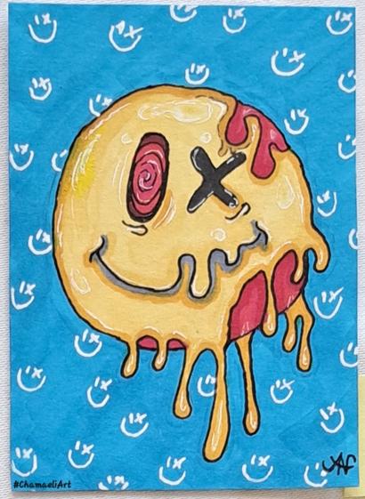 Mit schwarzem Fineliner, Alcohol Marker und weißem Gelroller gezeichnet: Ein gelber, konfus schauender, an den Rändern zerfließender Smiley im Comicstyle. Der Hintergrund ist blau mit kleinem, weißen Smiley-Muster.