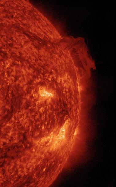 Der rechte Rand der Sonne in orangeroter Farbe. Etwa auf der Zeigerposition zwei Uhr löst sich gerade eine große „Materiewolke“, die seitlich in die Umgebung strömt. Das passiert immer wieder mal auf der Sonne, sieht spektakulär aus, ist aber harmlos. Dagegen wurde kürzlich an anderer Stelle eine Eruption beobachtet, die zu einem verstärkten Sonnenwind führt. Ob das möglicherweise in der kommenden Nacht auch bei uns Polarlichter erzeugt, ist schwer vorauszusagen, aber durchaus denkbar.