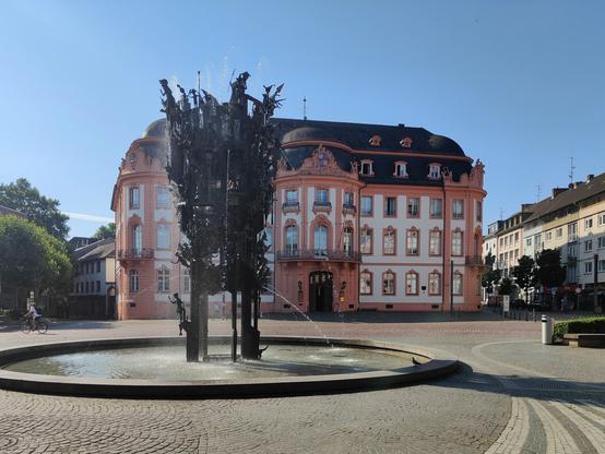Schillerplatz mit "Narrenbrunnen" und Osteiner Hof