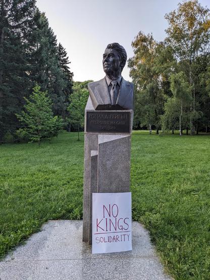 A sign saying
NO KINGS
SOLIDARITY
at the monument to Ronald Reagan in South Park, Sofia, Bulgaria.