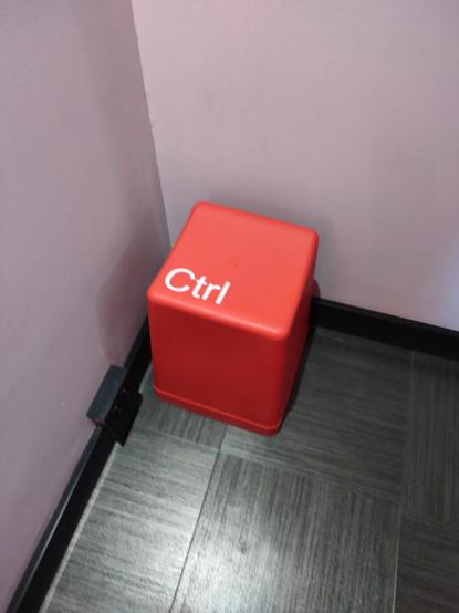 Tabouret dans une chambre d'hôtel avec la mention "Ctrl"