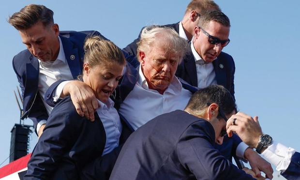 Donald Trump, el pasado 13 de julio, asistido por los miembros del Servicio Secreto tras ser tiroteado en un mitin en Butler (Pensilvania). (Anna Moneymaker / Getty Images)