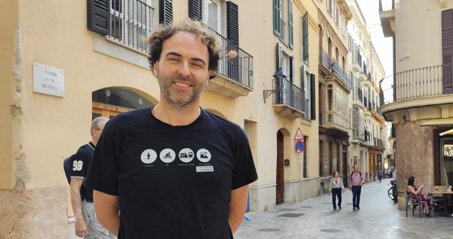 Foto d'Àlex Duran a la plaça de Santa Eulària amb una camiseta d'Ecotxe.