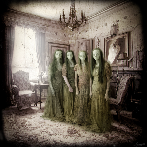 Les Sœurs Flétries.
Vieille photo victorienne troublante montrant quatre jeunes filles fantomatiques aux yeux vides dans un salon ancien délabré.
Disturbing Victorian photograph of four ghostly girls with vacant eyes standing in a decaying old parlor.