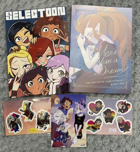 Deux doujinshi intitulés « Selectoon » et « More than a dream » plus trois planches de stickers The Owl House.