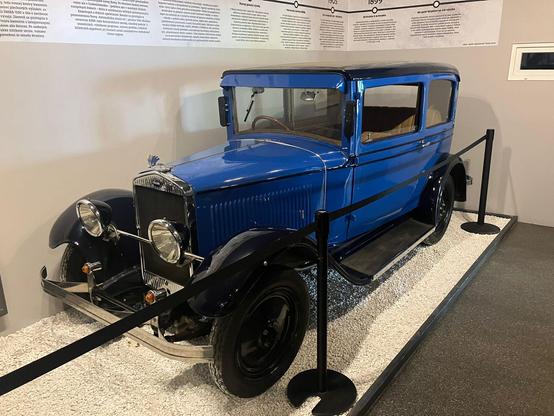 Blue 1930 Skoda 422 Tudor, front quarter view
