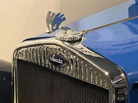 Blue 1930 Skoda 422 Tudor, radiator grille and bonnet mascot detail