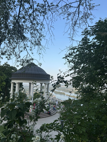 Der besondere Open Air Tango um die Zeit des Vollmonds.  Am Niederwaldtempelchen wird freitags von 20 bis 24 Uhr zu Tandas von wechselnde DJs getanzt.   Die romantische Location und ein traumhafter Blick in die Rheinebene machen den Tangoabend perfekt.