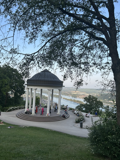 Der besondere Open Air Tango um die Zeit des Vollmonds.  Am Niederwaldtempelchen wird freitags von 20 bis 24 Uhr zu Tandas von wechselnde DJs getanzt.   Die romantische Location und ein traumhafter Blick in die Rheinebene machen den Tangoabend perfekt.