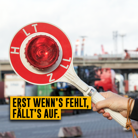 Eine Zollkelle mit der Aufschrift 'H lt Z ll', festgehalten von einer HandText: 'Erst wenn's fehlt, fällt's auf.'
