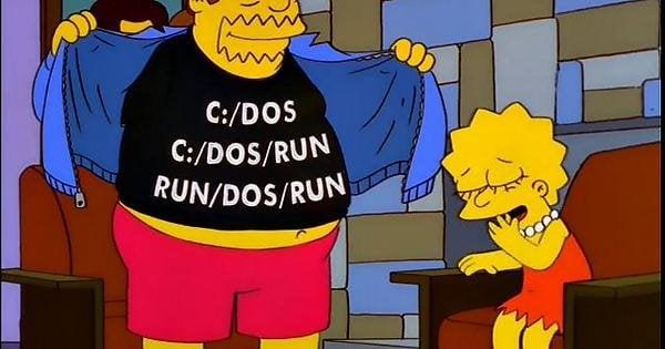 El dependiente de la tienda de cómics de Los Simpson con una camiseta que pone:

C:/DOS
C:/DOS/RUN
RUN/DOS/RUN

Lisa se ríe de la camiseta.