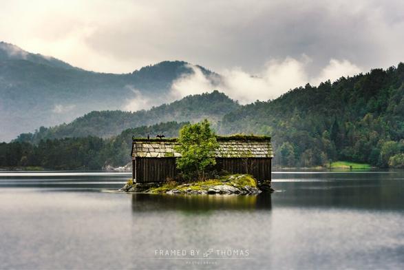 35-constructions-de-contes-de-fees-de-Norvege-5 cabane au milieu du lac
