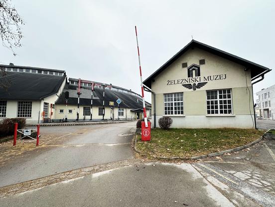 Eingang zum Eisenbahnmuseum “Železniški muzej” von Slowenien in Ljubljana