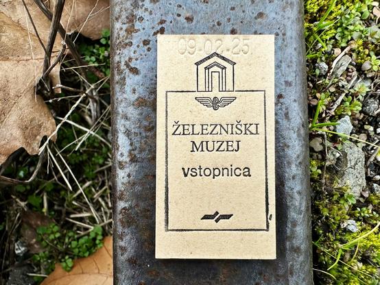 Eintrittskarte auf einer alten Schiene zum Eisenbahnmuseum “Železniški muzej” von Slowenien in Ljubljana