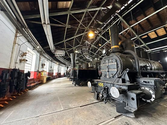 Lokomotiv-Rotunde des Eisenbahnmuseums “Železniški muzej” von Slowenien in Ljubljana