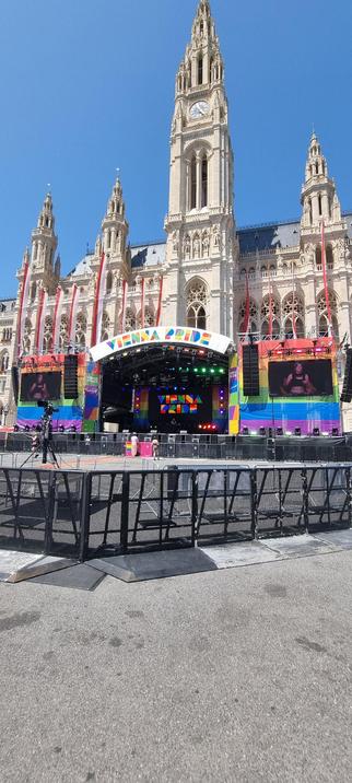 FOTO: Bühne des Pride Village direkt vor dem Wiener Rathaus