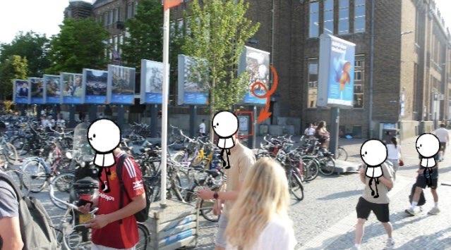 Neude plein met gigantische navo propaganda borden, veel fietsen geparkeerd, voorbijgangers en op het pand het acab bord