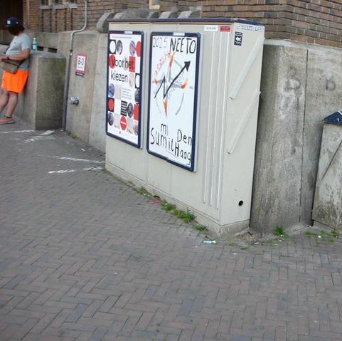 van de zijkant genome foto van het elektriciteitskastje voor de Neude bibliotheek met een persoon op de achtergrond in oranje short