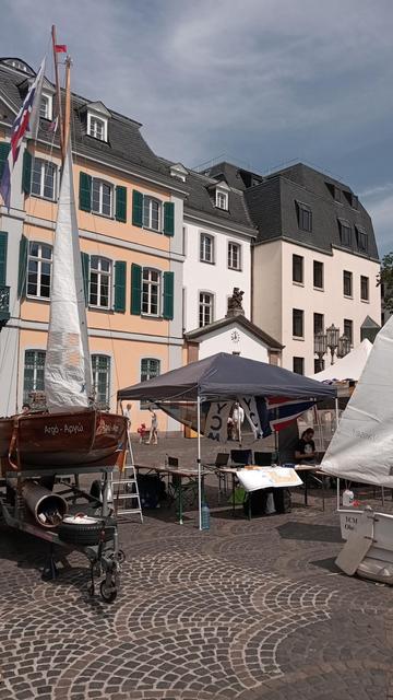 Ein Partyzelt umgeben von Segelbooten