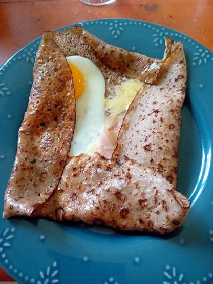 Galette (je suis du nord de la Bretagne d origine) complète dans une assiette bleue