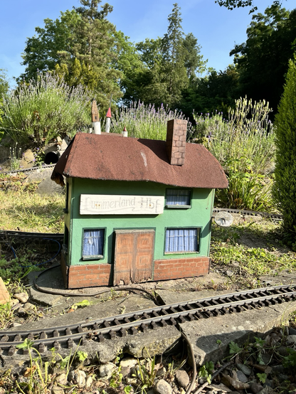 Gebäude der Modelleisenbahn mit der Aufschrift Lummerland Hbf. Deutlich aufgeräumter als im ersten Bild.