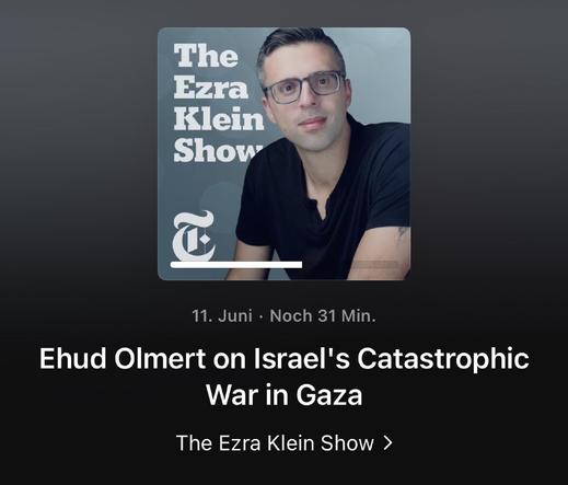 Screenshot aus Apple Podcasts mit Podcastcover der Ezra Klein Show, Titel der Folge: „Ehud Olmert on Israel’s catastrophic war in Gaza”