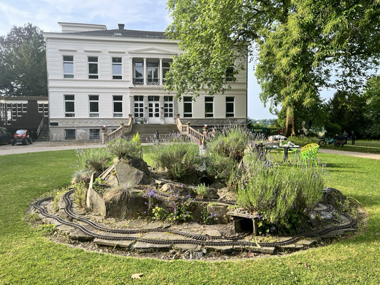 Lummerlandbahn im Vordergrund. Villa Vogelsang im Hintergrund.