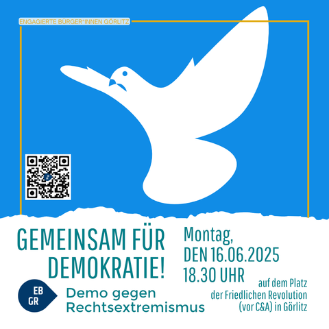 Das Bild zeigt eine Werbeanzeige für eine Demonstration in Görlitz, Deutschland. Der Hintergrund ist blau, und im Zentrum befindet sich ein weißer Vogel, der als Symbol für Frieden und Demokratie interpretiert werden kann. Der Text "Gemeinsam für Demokratie!" ist in großen, grünen Buchstaben hervorgehoben. Darunter steht "Demo gegen Rechtsextremismus" in kleinerer Schrift. Die Veranstaltung findet am Montag, den 16.06.2025, um 18:30 Uhr auf dem Platz der Friedlichen Revolution (vor C&A) in Görlitz statt. Oben links steht "Engagierte Bürger*innen Görlitz" in einem gelben Rahmen. Ein QR-Code befindet sich in der linken unteren Ecke.