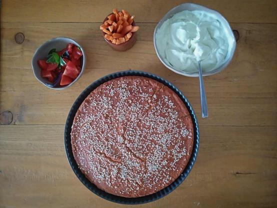 Pane di lenticchie rosse, maionese vegana, carote e pomodori