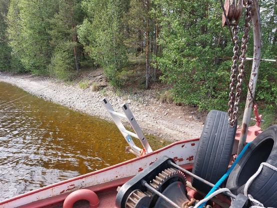 Ajettu pienen saaren rantaan. Tikkaita pitkin pääsisi maihin, uimatikkaat olivat laivan toisella kyljellä.