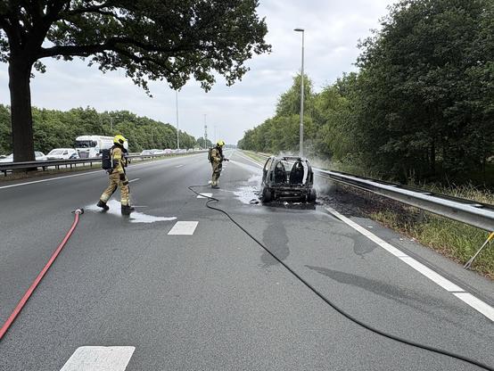 Een brandend voertuig op de A59 bij Nuland.