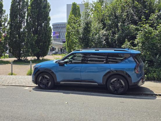 Das Bild zeigt ein blaues Elektro-SUV, das an einer Straße geparkt ist. Das Fahrzeug hat einen modernen, sportlichen Designstil mit schwarzen Akzente an den Rädern und den Seiten. Die Scheiben sind dunkel getönt, und das Auto hat ein Dachracksystem. Im Hintergrund sind hohe Bäume und ein modernes Gebäude mit einem runden Element zu sehen. Die Umgebung wirkt grün und gepflegt, mit einem gepflasterten Gehweg neben der Straße. Das Wetter scheint sonnig zu sein, da die Schatten deutlich sind.

Bereitgestellt von ⁨@altbot⁩, privat und lokal generiert mit Ovis2-8B

🌱 Energieverbrauch: 0.174 Wh