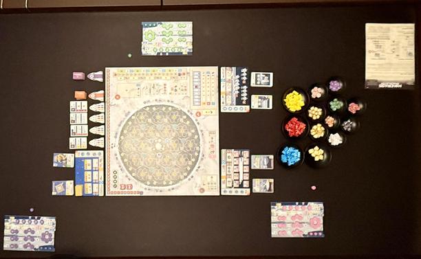 Brettspiel "Mondbasis Shackleton", aufgebaut für 3 Spielende