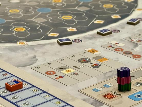 Nahaufnahme des Spielbretts von "Mondbasis Shackleton"