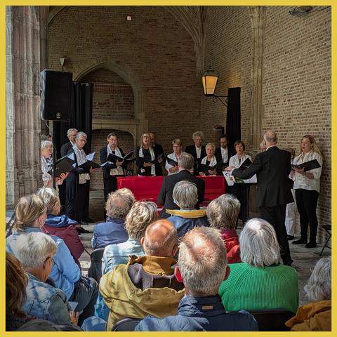 Brugs vocaal ensemble in the great cloisters of the Middelburg abbey