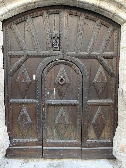Maison Vialette à #EntrayguessurTruyère (#Aveyron) Construction XVIe siècle. Porte et vantaux : inscription par arrêté du 5 mars 1928.
Suite 👉 https://monumentum.fr/monument-historique/pa00094013/entraygues-sur-truyere-maison-vialette
#Patrimoine #MonumentHistorique
Photo CC-BY-SA 4.0 : Père Igor
