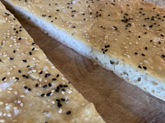 Aufgeschnittenes Fladenbrot auf einem Brett