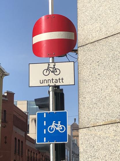 Un panneau de sens interdit dans une rue d’Oslo en Norvège.
Sous ce panneau, il est mentionné que les cyclistes ne sont pas concernés par l’interdiction
