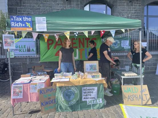 Weltkindertag Köln 22.09.24: die Standcrew bereitet sich auf den Nachmittag vor