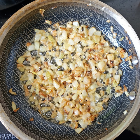 in einer kleinen Pfanne braten die Zwiebeln.