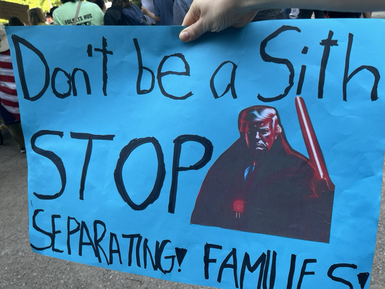 Blåt skilt med billede af Trump som Sith og teksten “Don’t be a Sith. STOP SEPARATING FAMILIES”