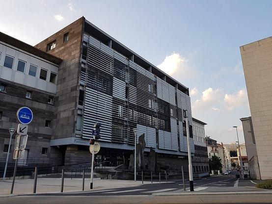 Faculté de Droit et de Sciences économiques ; École nationale des impôts à #ClermontFerrand (#PuyDeDôme) La faculté bénéficie d’une excellente situation. Au nord et à l’est, elle est bordée par le boulevard Mit...
Suite 👉 https://monumentum.fr/architecture-contemporaine-remarquable/acr0000112/clermont-ferrand-faculte-de-droit-et-de-sciences-economiques-ecole-nationale-des-impots
#Patrimoine #ArchitectureContemporaine
Photo CC-BY-SA 4.0 : Moktarama