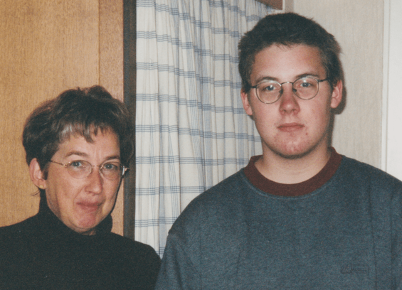 Auf der linken Seite steht meine Mutter, rechts stehe ich.