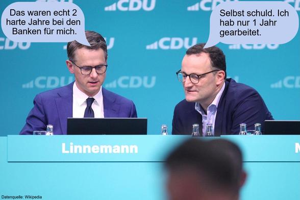 Foto vom CDU-Parteitag. Linnemann und Spahn sitzen auf der Vorstandstribüne und schauen gemeinsamen auf einen kleinen Bildschirm.
Hinzugefügter fiktiver Dialog:
Linnemann: "Das waren echt 2 harte Jahre bei den Banken für mich."
Antwort von Jens Spahn: "Selbst schuld. Ich  hab nur 1 Jahr gearbeitet."